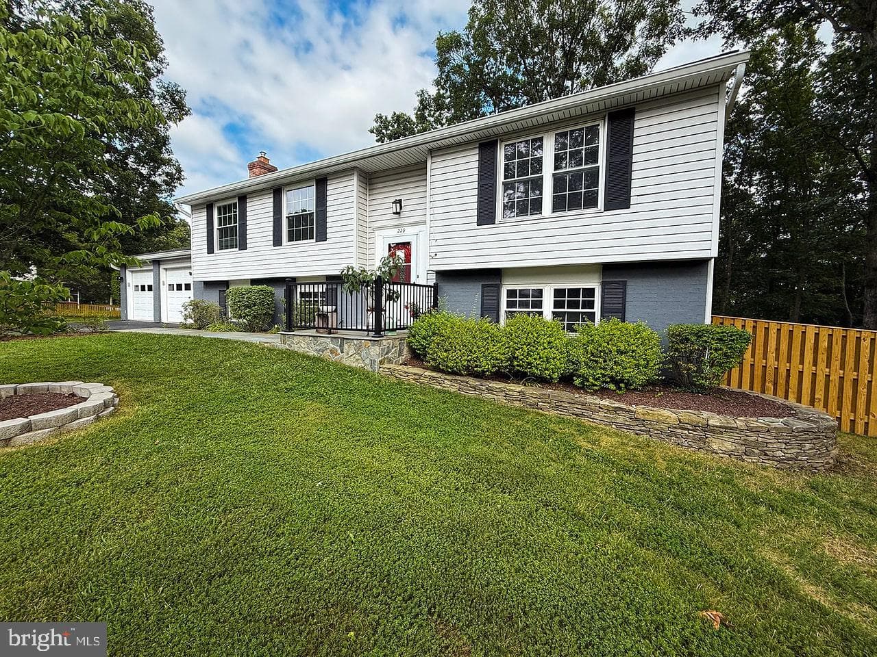 229 Applegate Drive photo 2