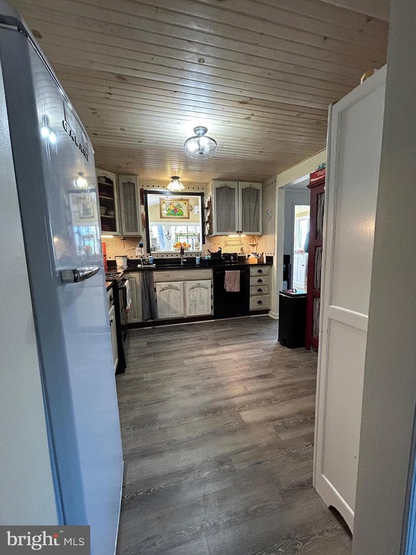 229 Applegate Drive photo 3