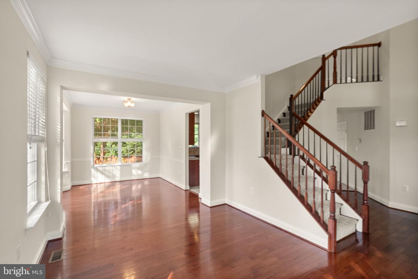 1605 Woodbridge Court NE photo 9