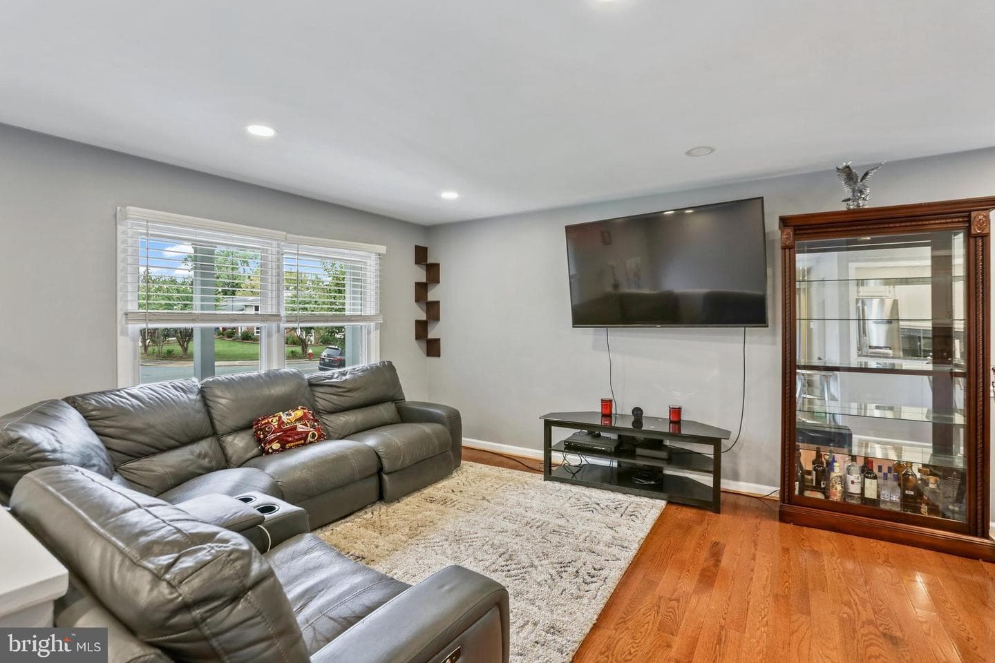 1106 E Maple Avenue E photo 2