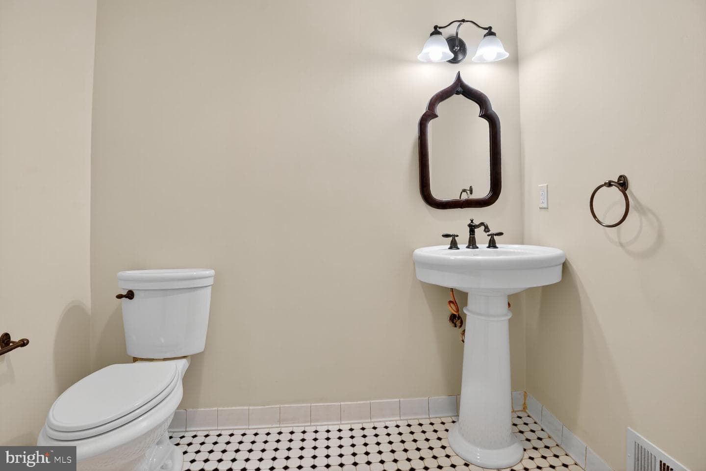 332 Loudoun Street SW photo 22