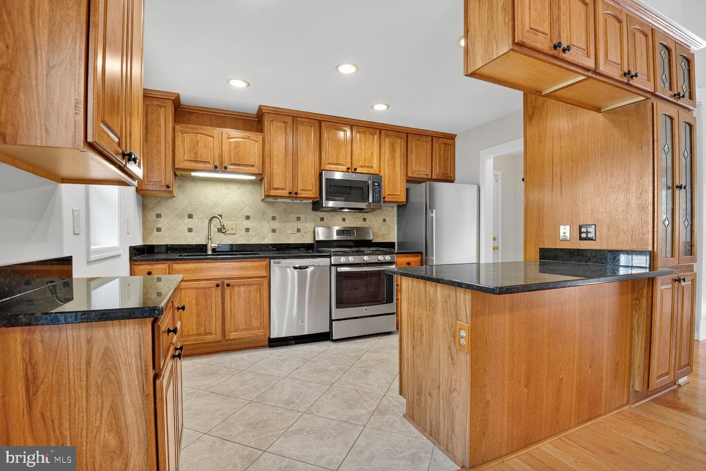 332 Loudoun Street SW photo 4