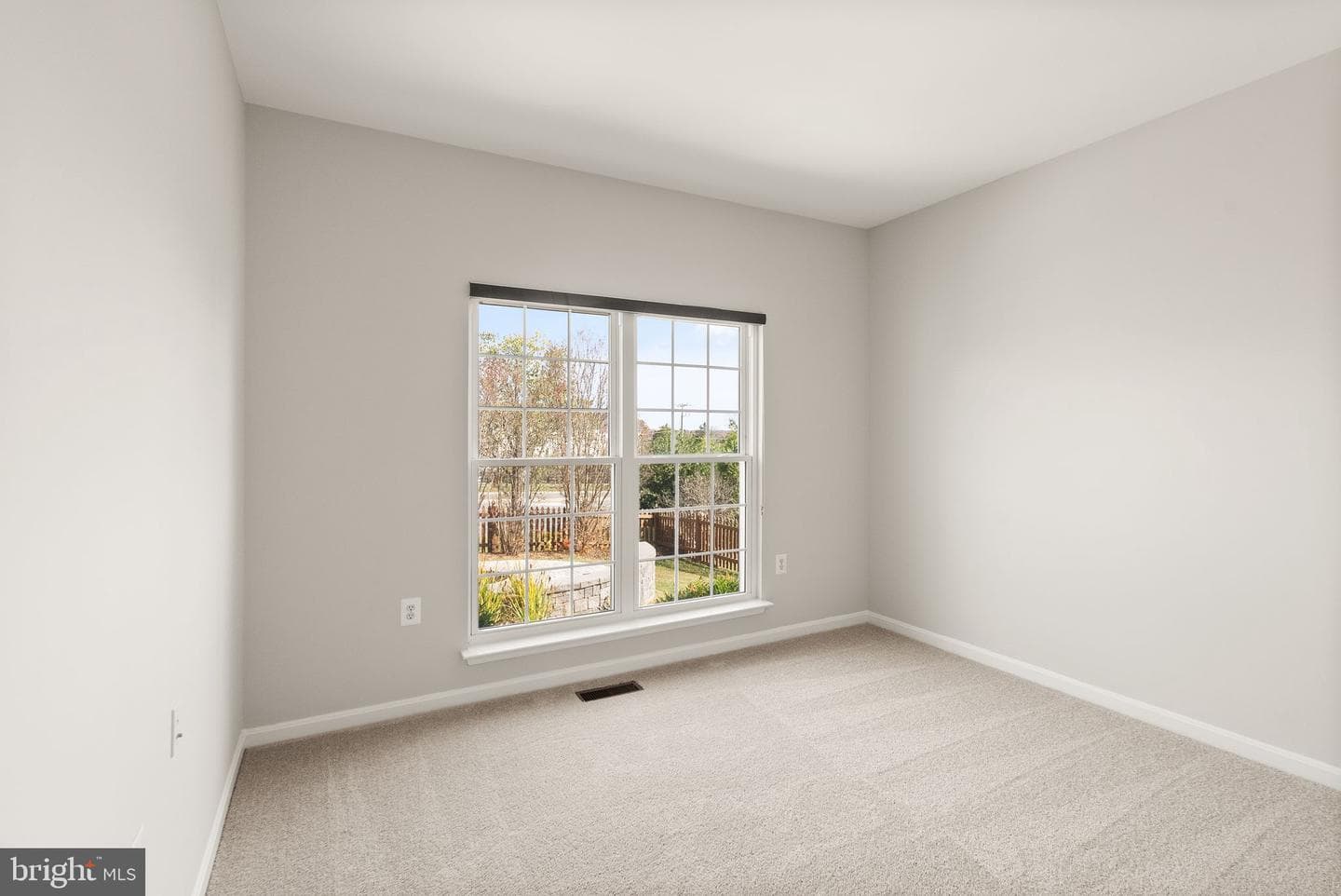 706 Invermere Drive NE photo 34