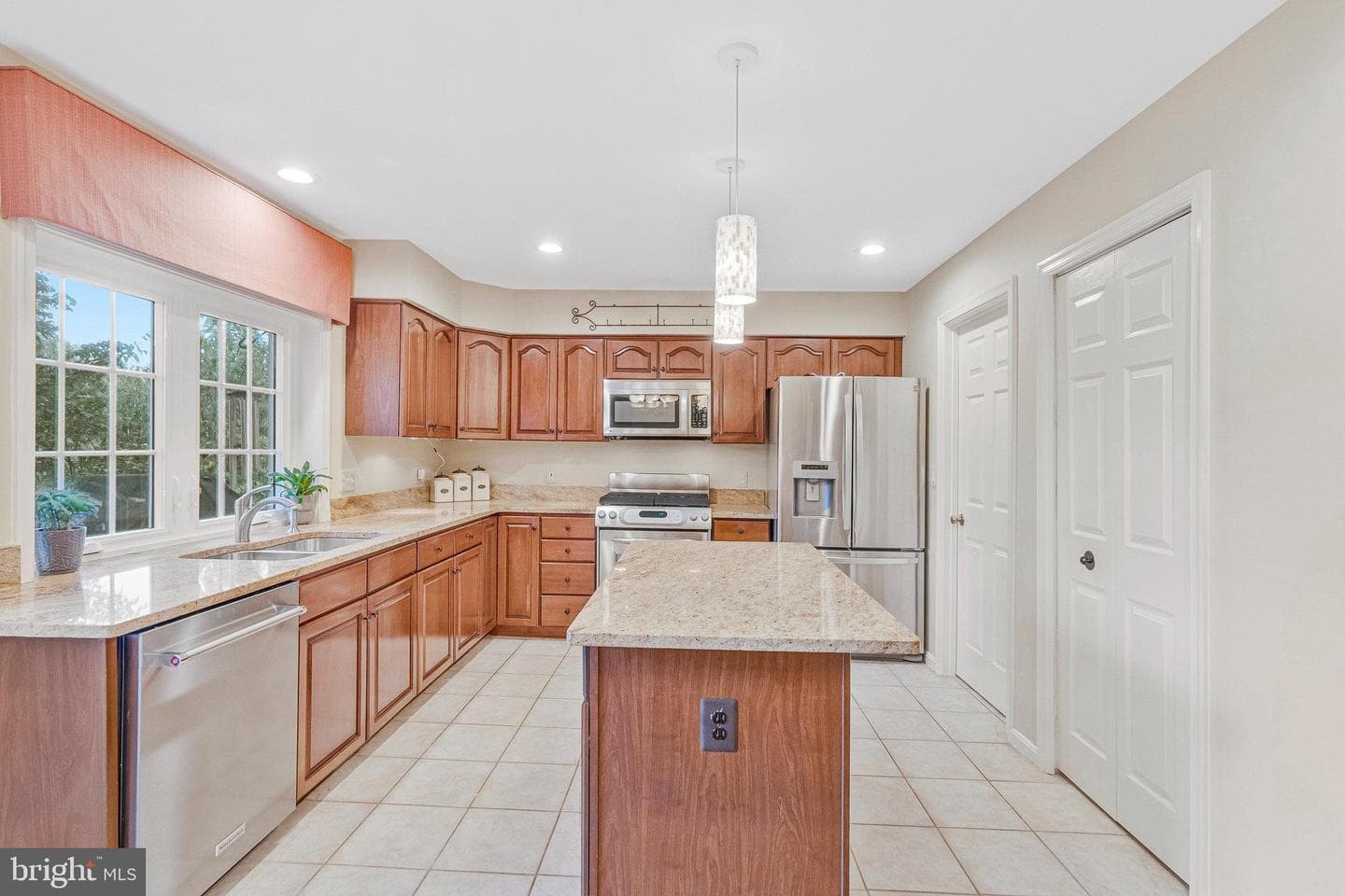706 Amber Court NE photo 18