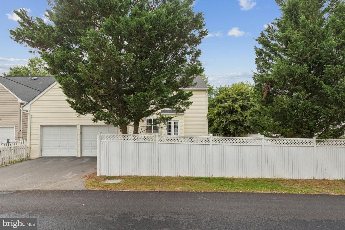 20310 Bowfonds Street photo 37