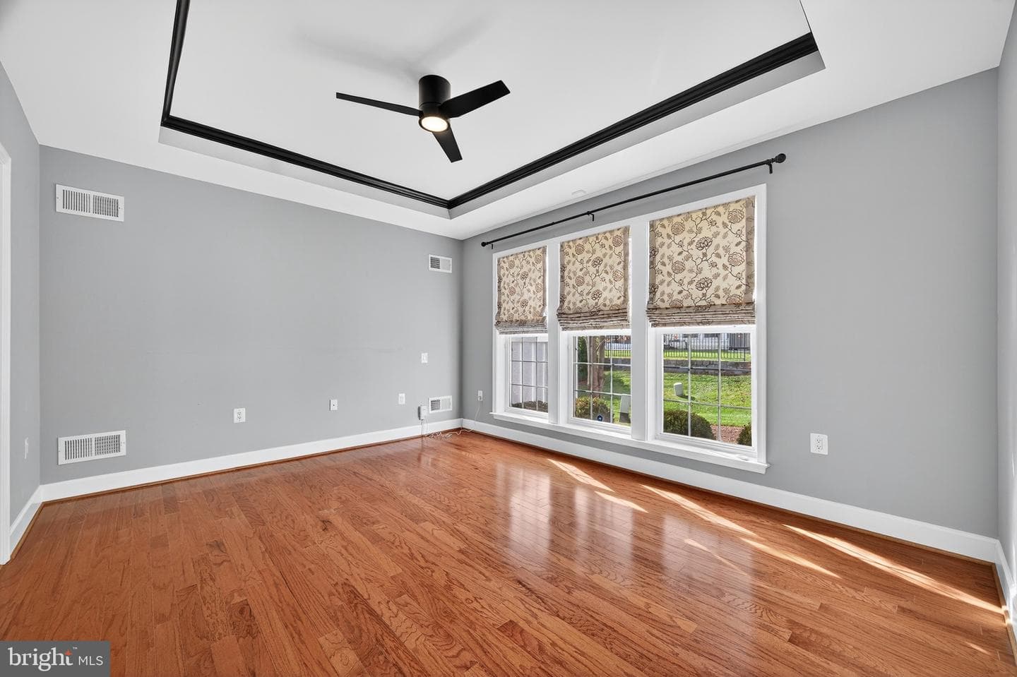 44489 Maltese Falcon Square photo 24