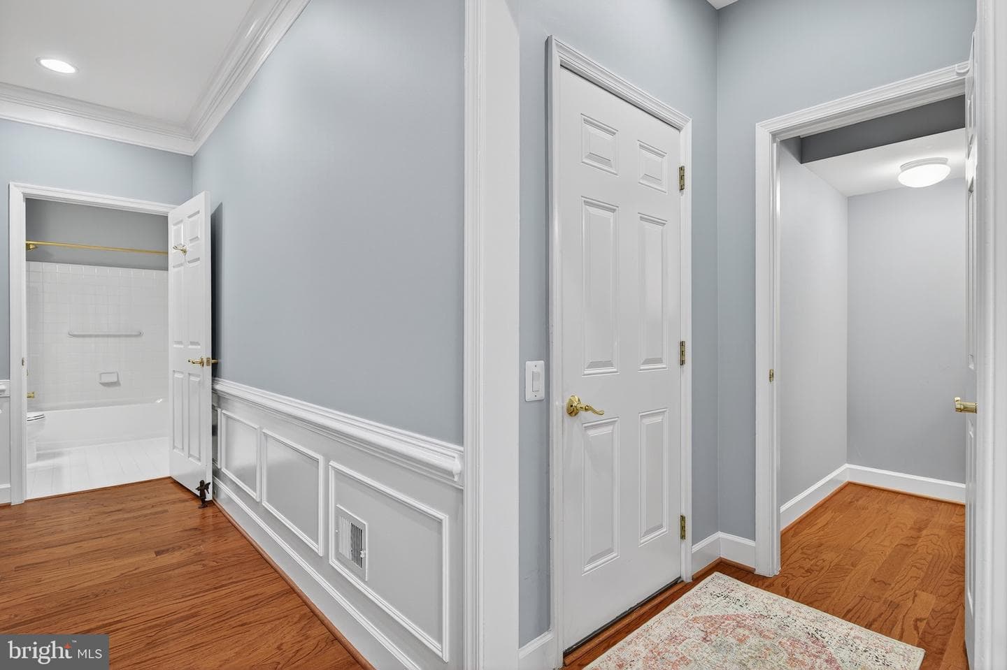 44489 Maltese Falcon Square photo 32
