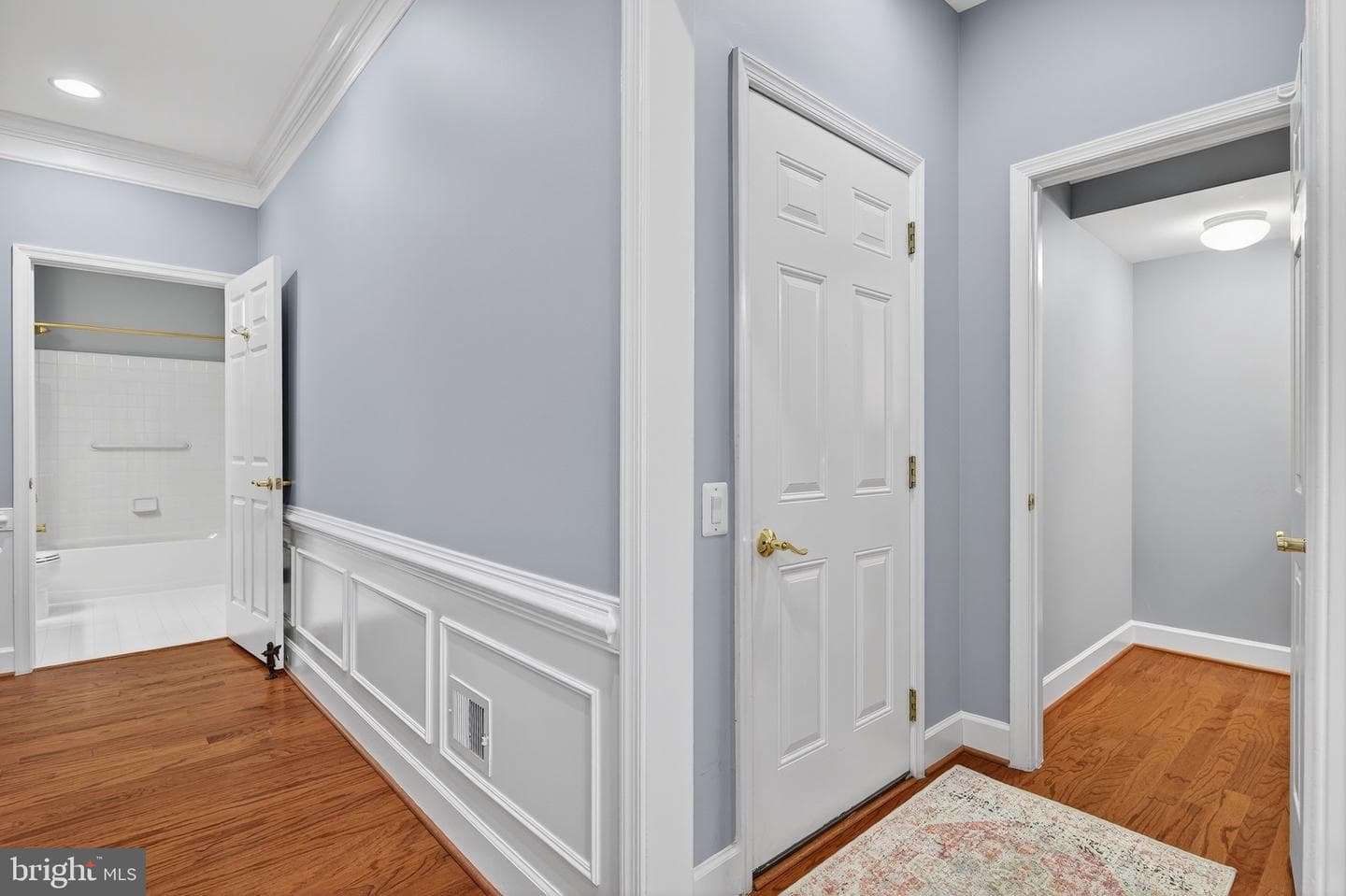 44489 Maltese Falcon Square photo 33