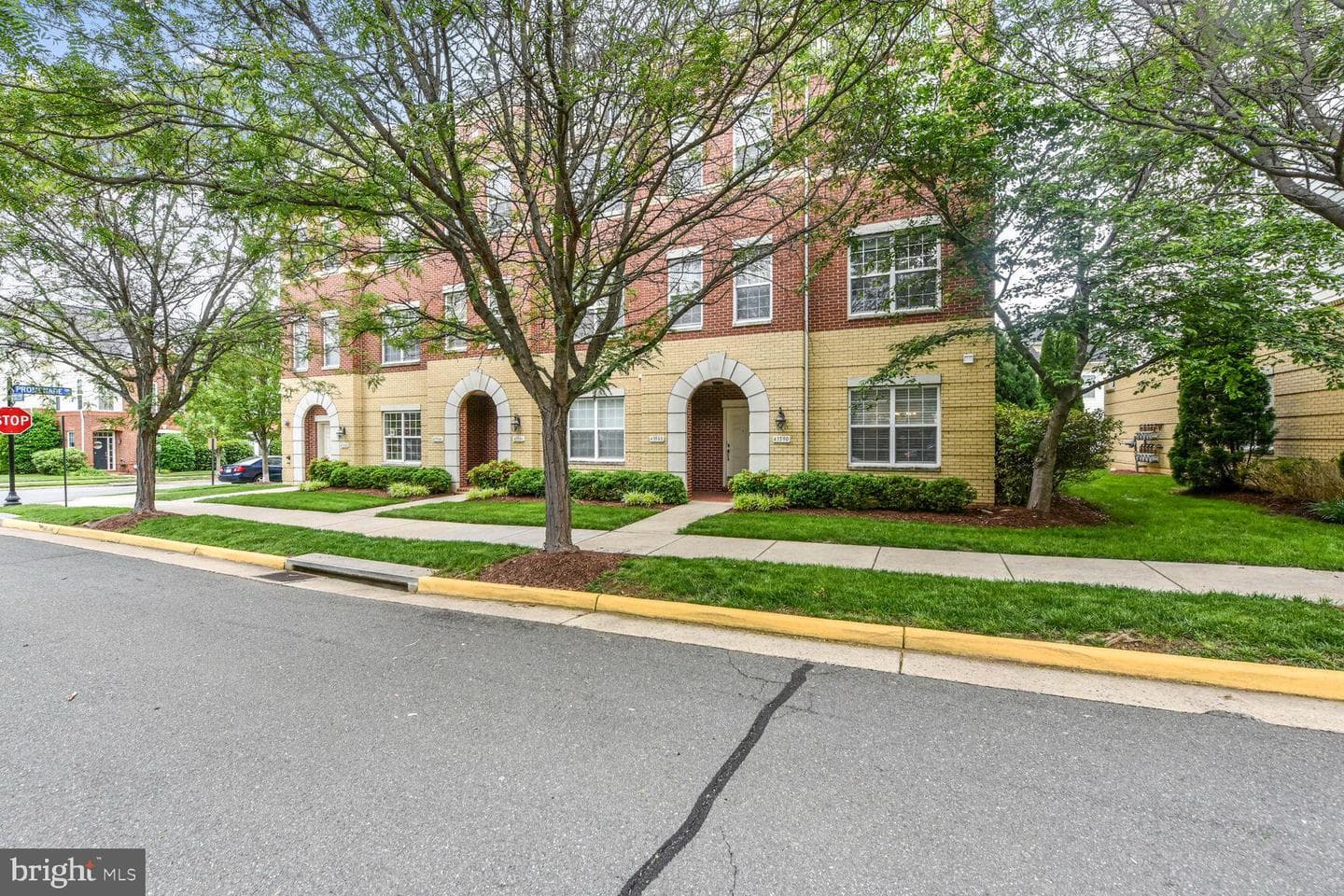 43590 Hampshire Crossing Square photo 1