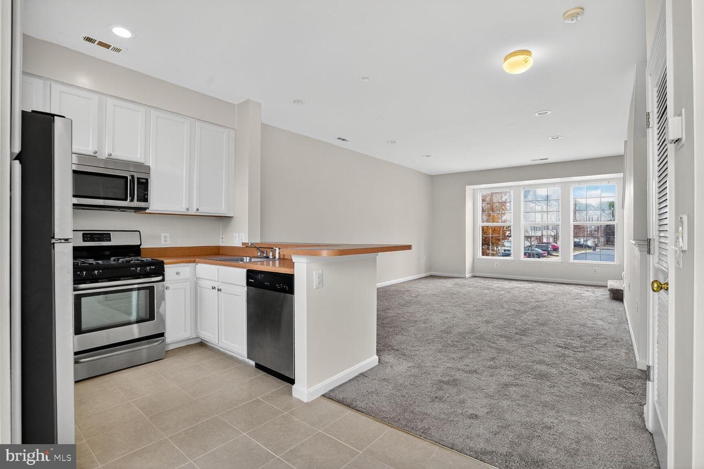 22976 Fontwell Square photo 2