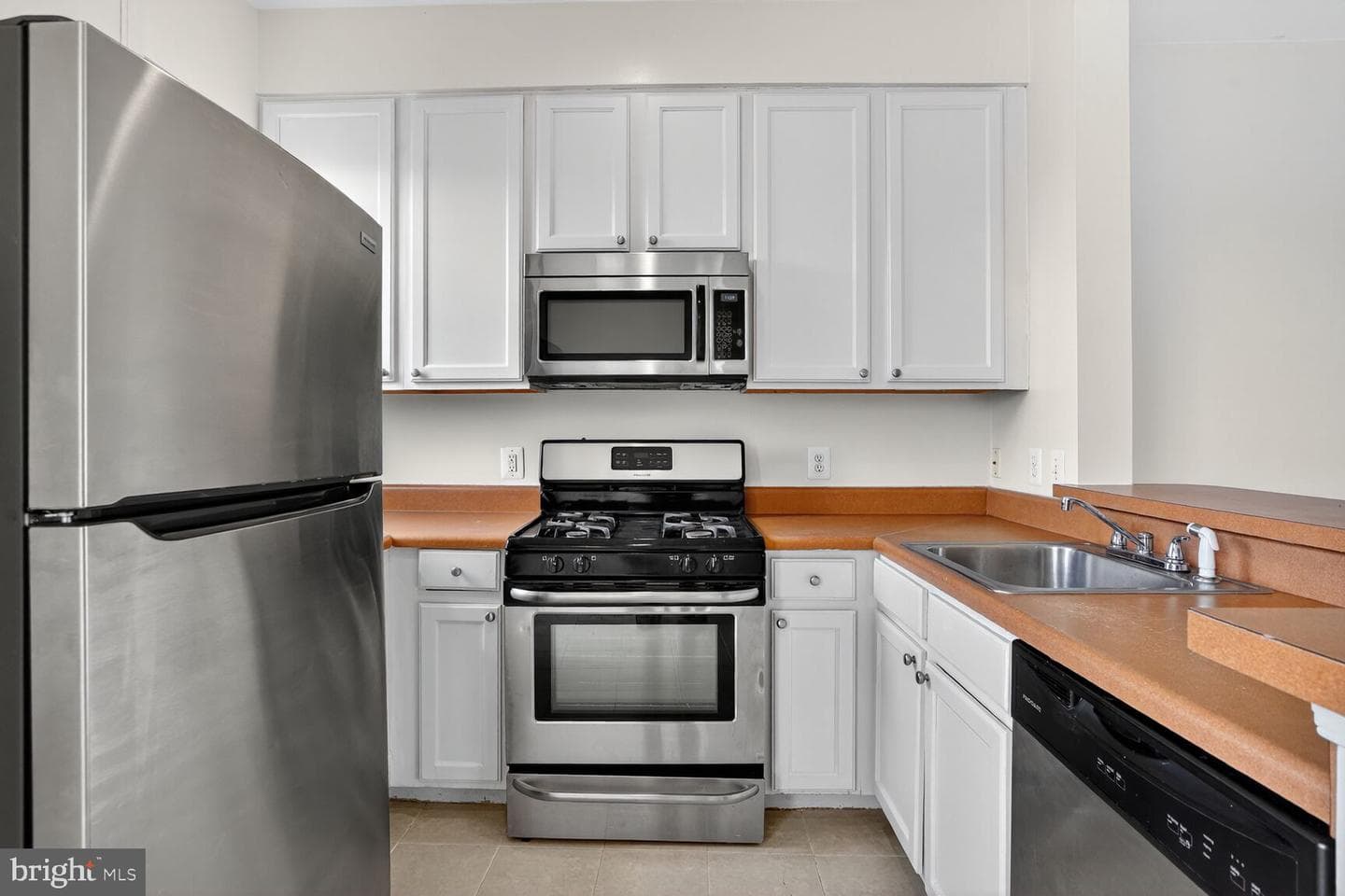 22976 Fontwell Square photo 3