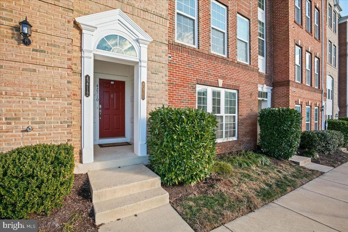 42710 Telford Terrace photo 2