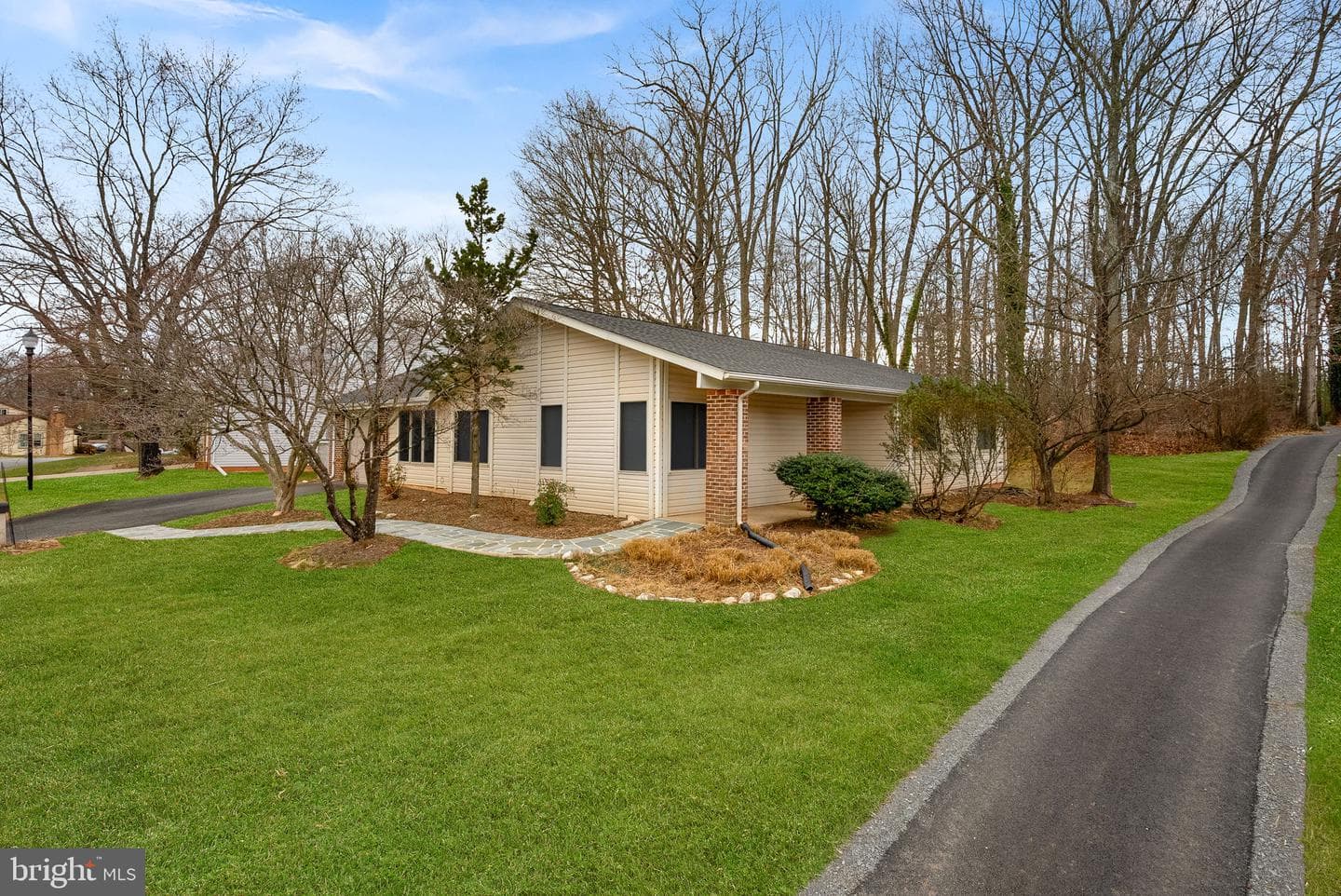 103 E Meadowland Lane