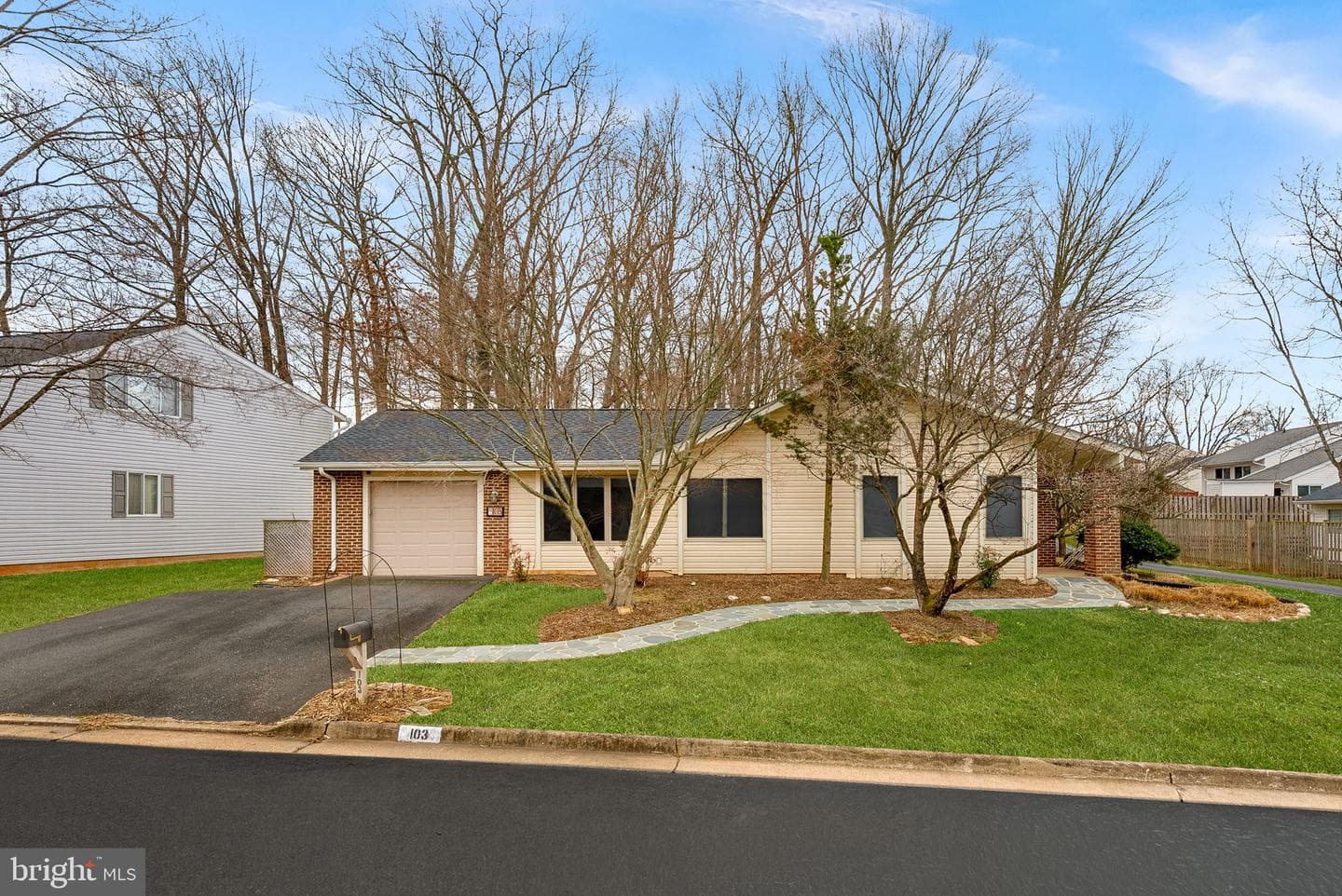 103 E Meadowland Lane photo 2