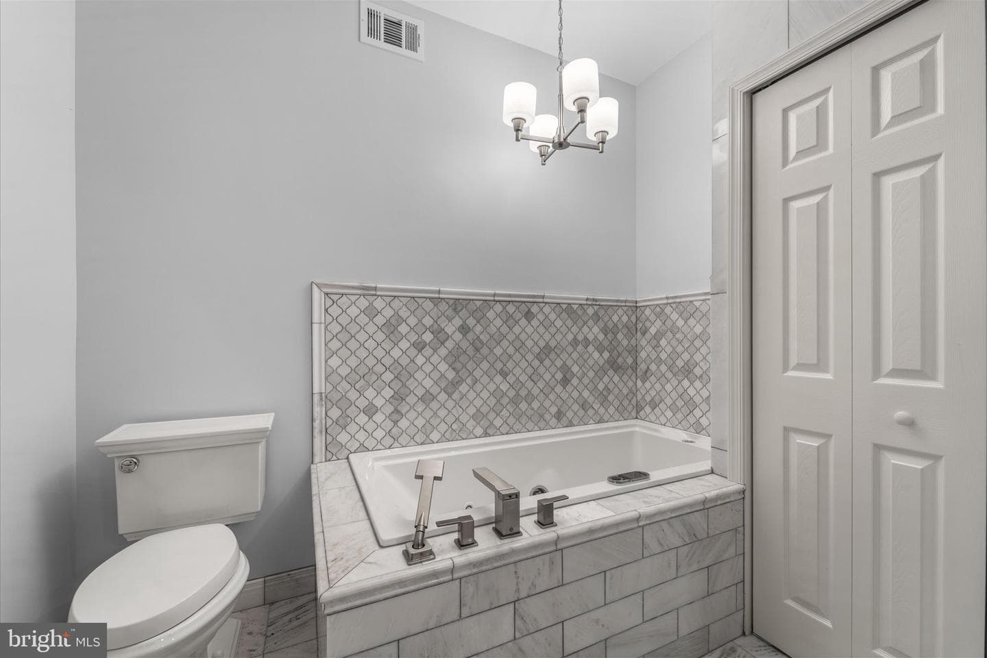 22990 Weybridge Square photo 12
