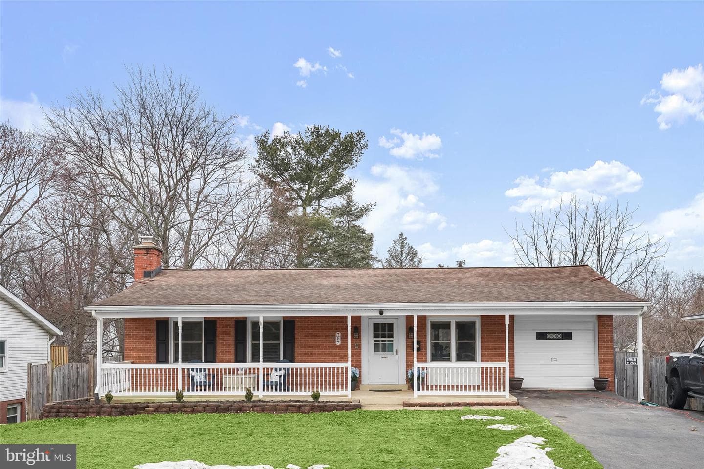 709 W Poplar Road photo 1