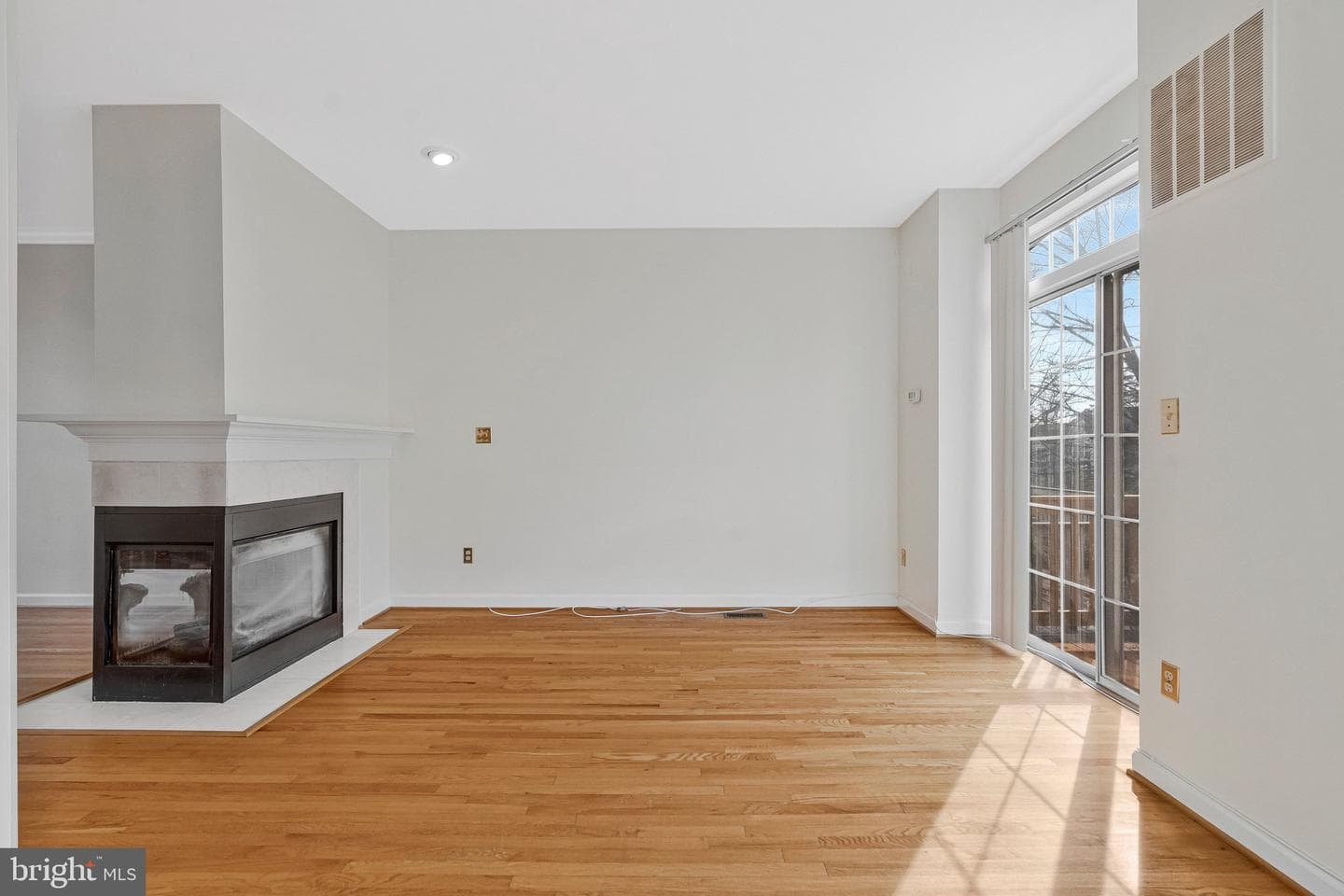 20572 Willoughby Square photo 15