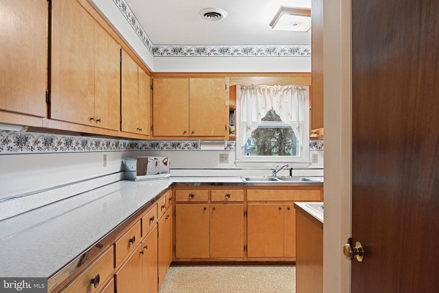 1396 S King Street photo 7