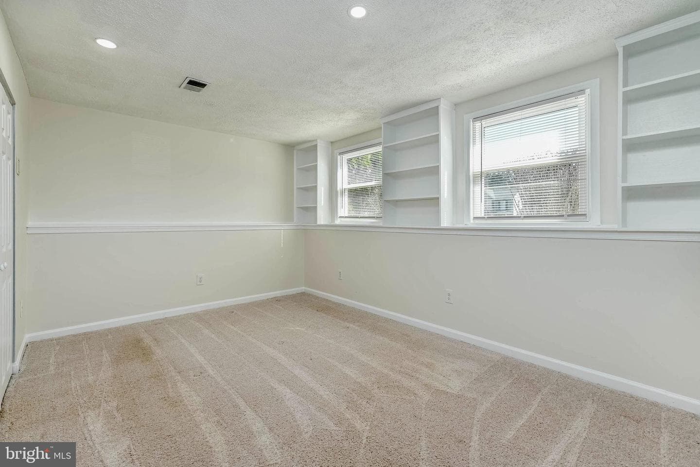 211 Amy Court photo 17