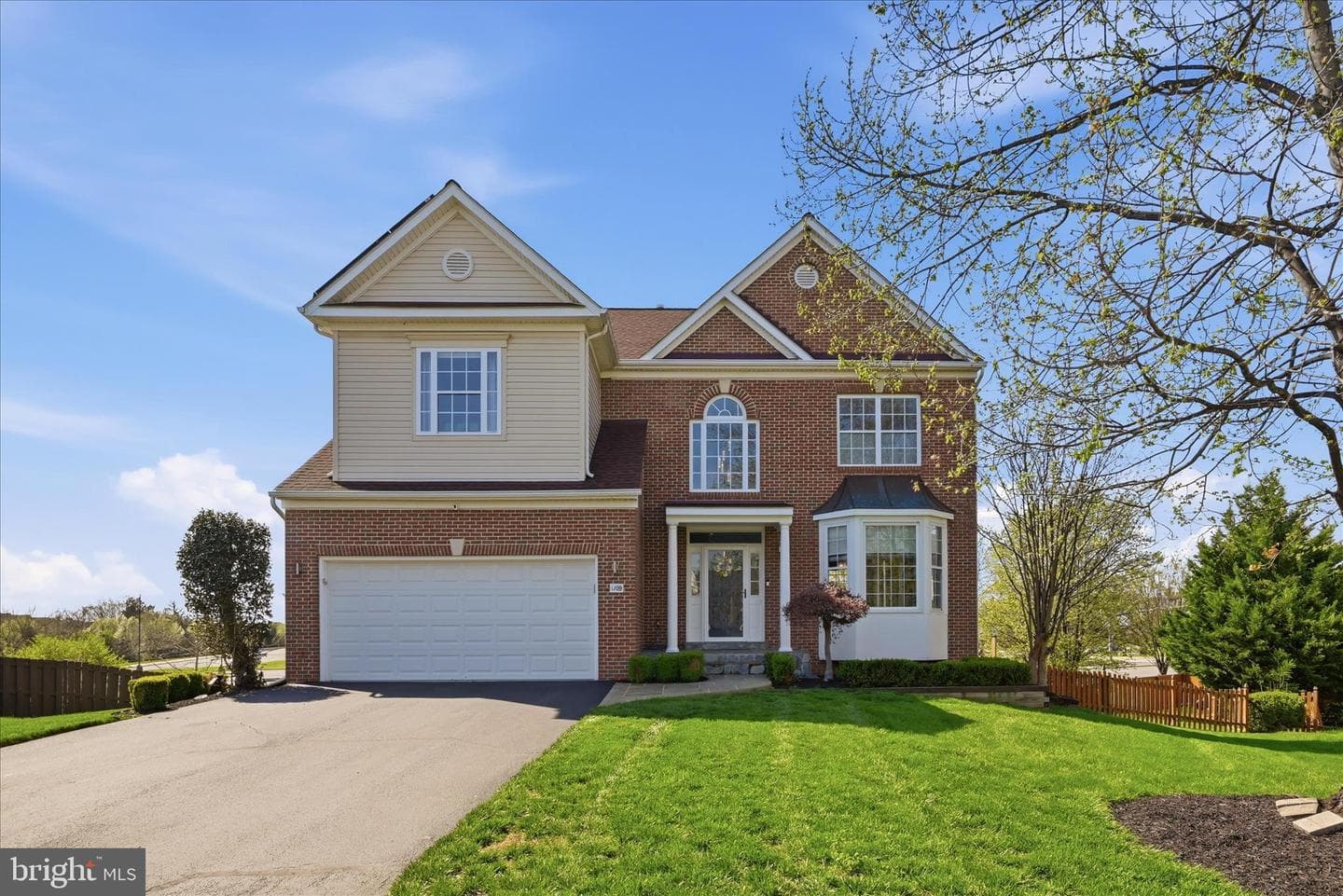 1709 Fairleigh Court NE photo 1
