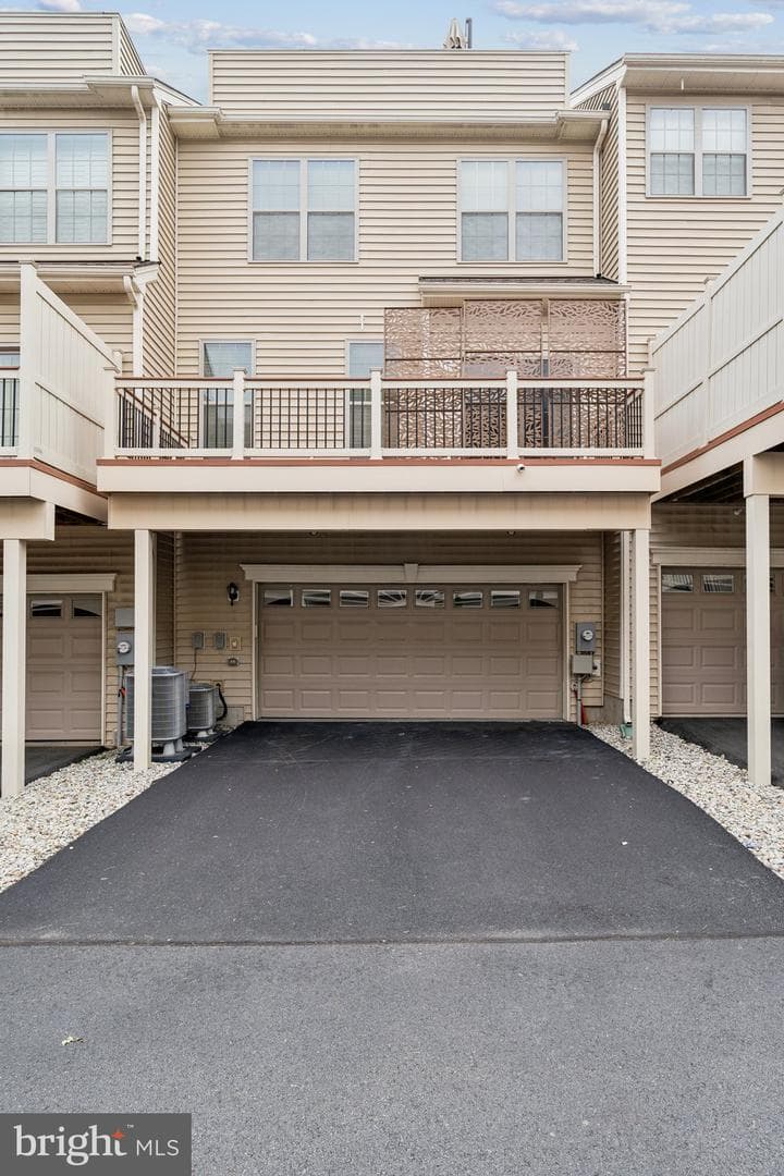 22613 Naugatuck Square photo 22