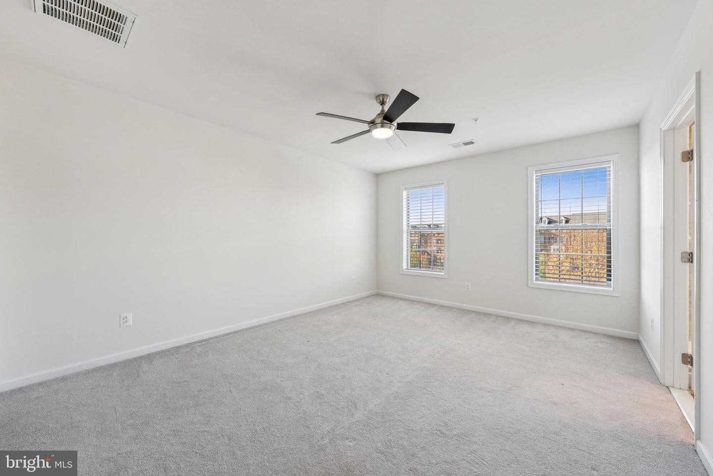 22613 Naugatuck Square photo 32