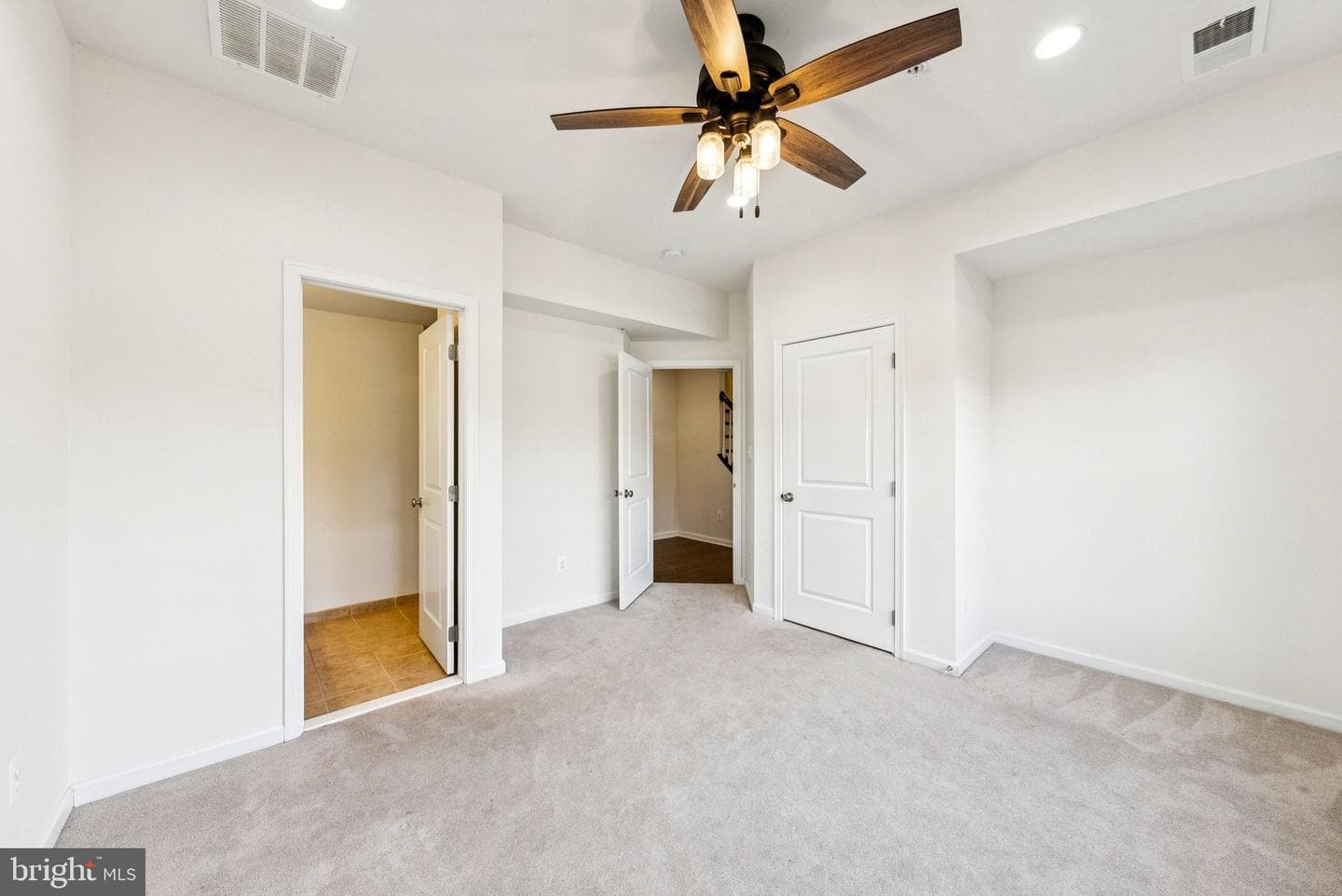 22613 Naugatuck Square photo 37