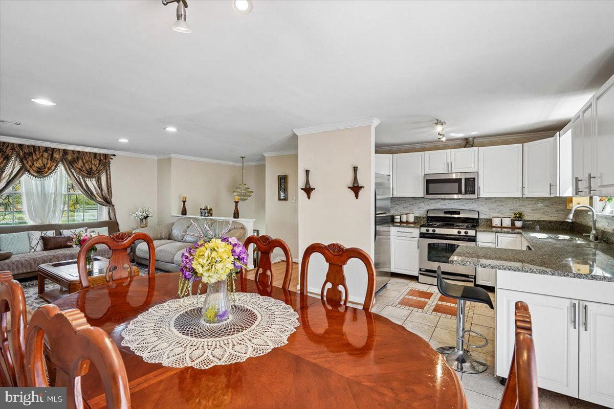 712 N Sterling Boulevard photo 11