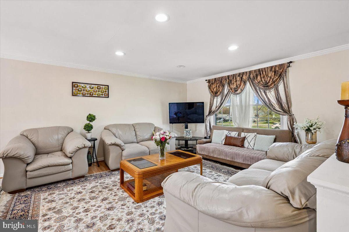 712 N Sterling Boulevard photo 6