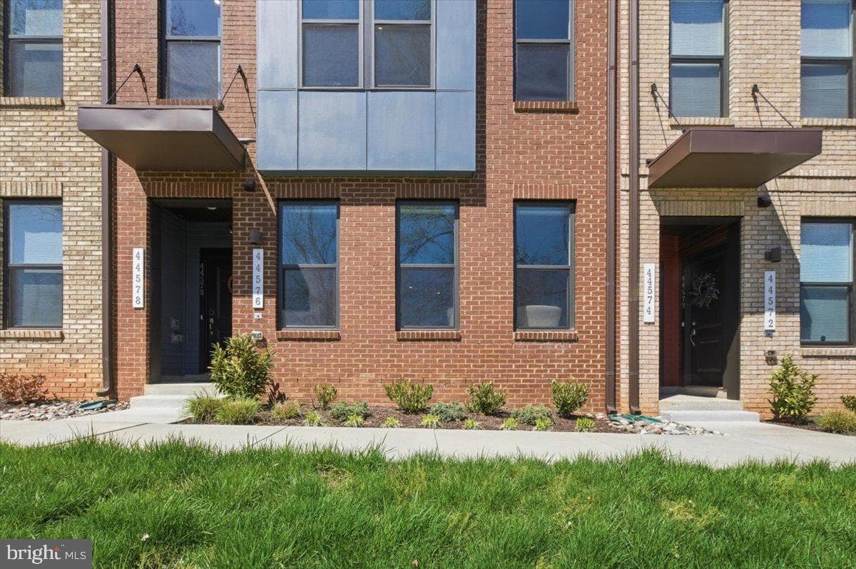 44576 Wolfhound Square