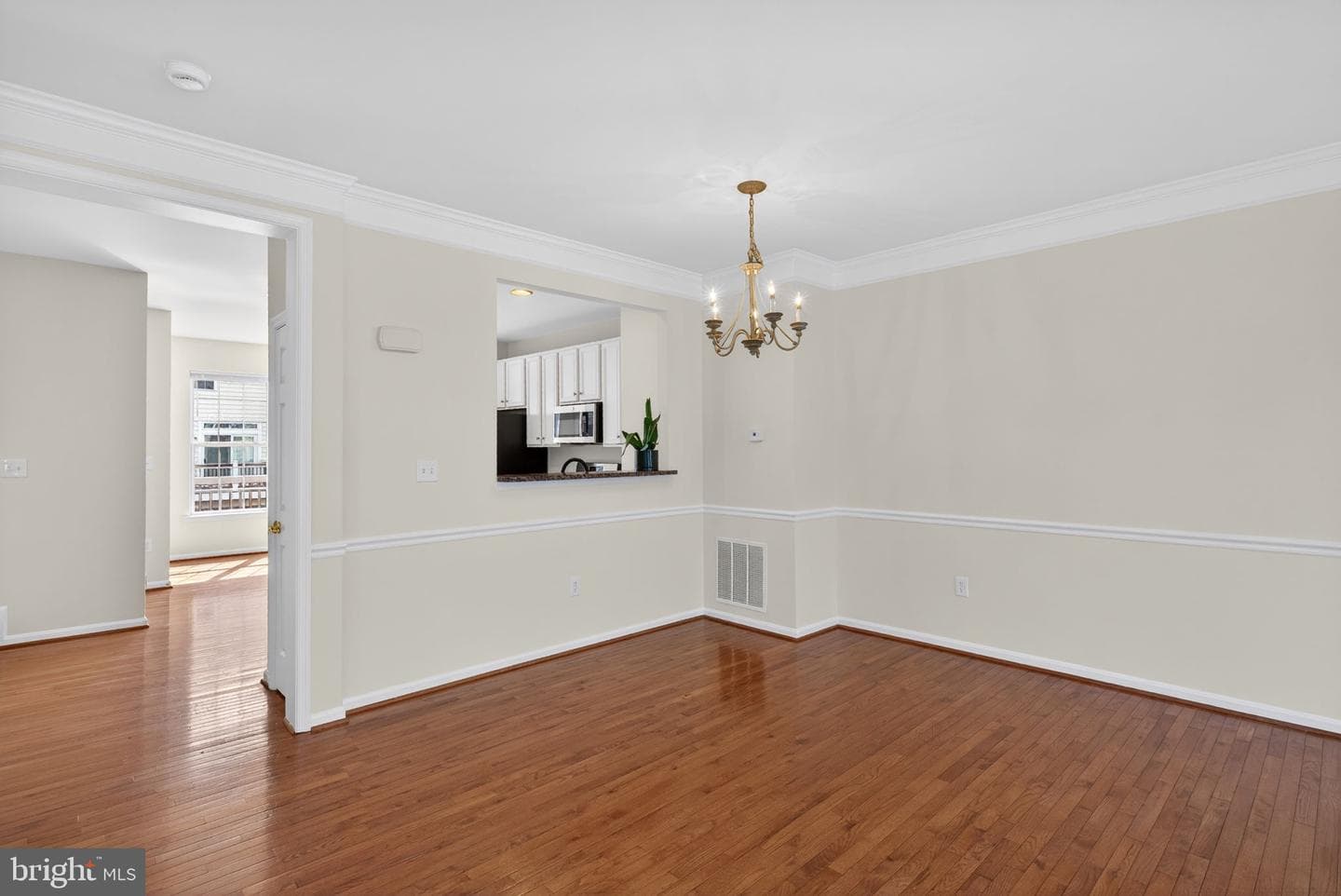 557 Edmonton Terrace NE photo 10