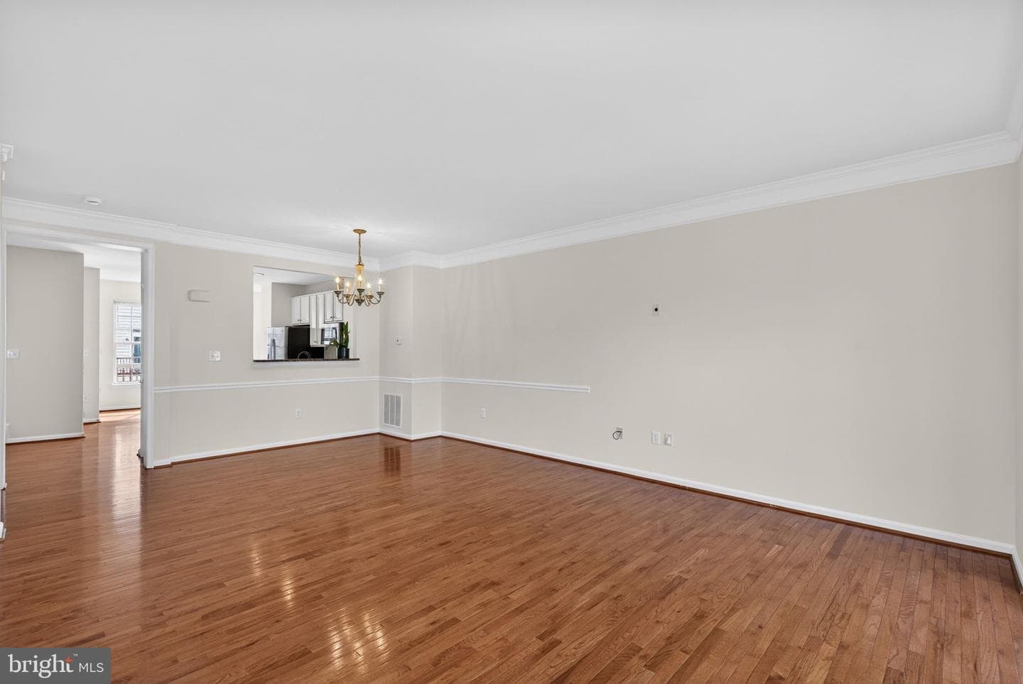 557 Edmonton Terrace NE photo 11