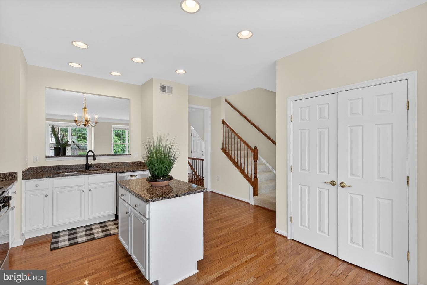 557 Edmonton Terrace NE photo 15