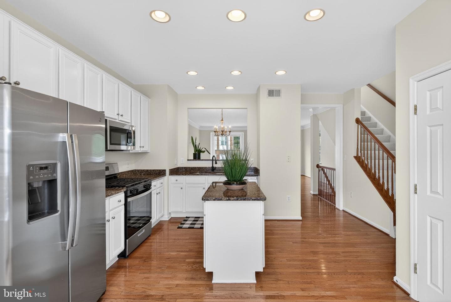 557 Edmonton Terrace NE photo 16