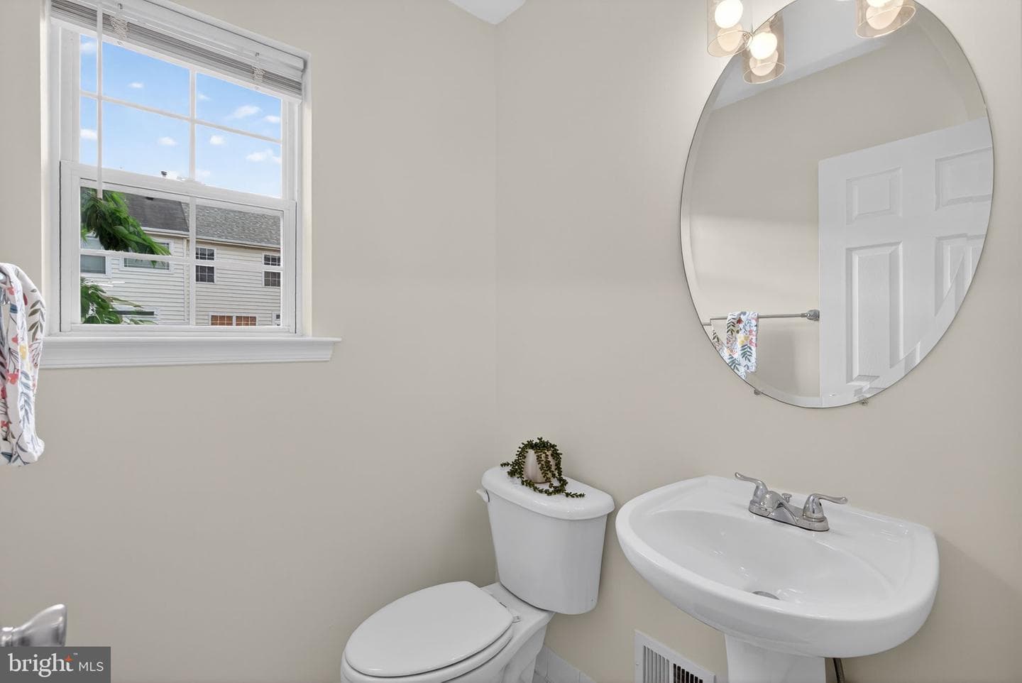 557 Edmonton Terrace NE photo 23