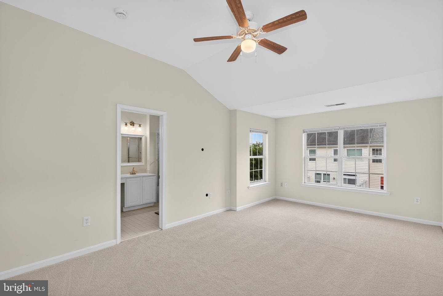 557 Edmonton Terrace NE photo 24