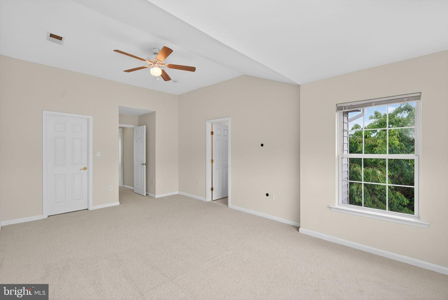 557 Edmonton Terrace NE photo 25