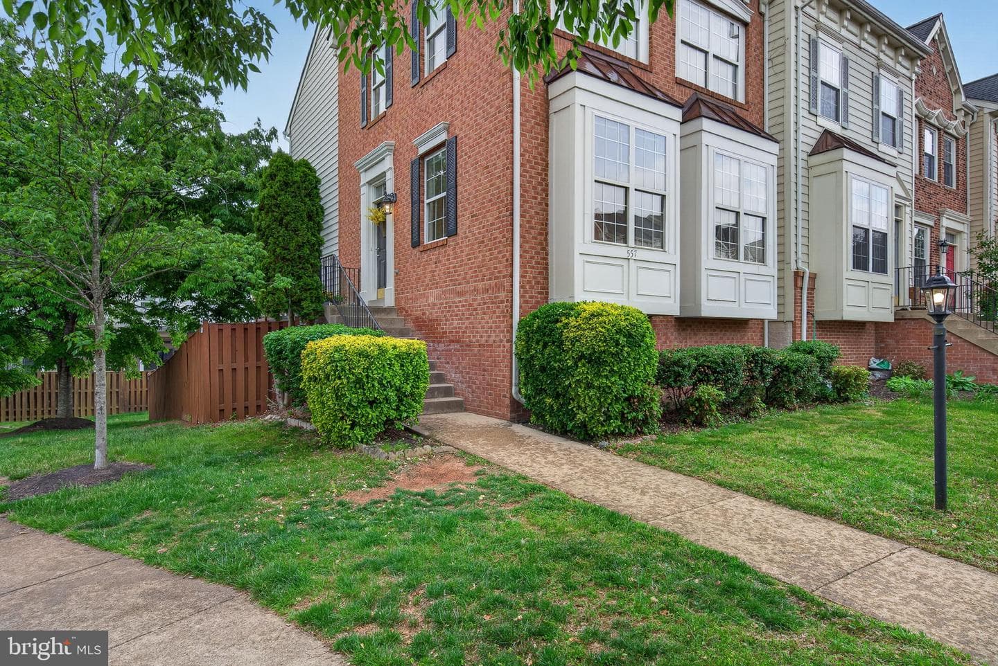 557 Edmonton Terrace NE photo 3
