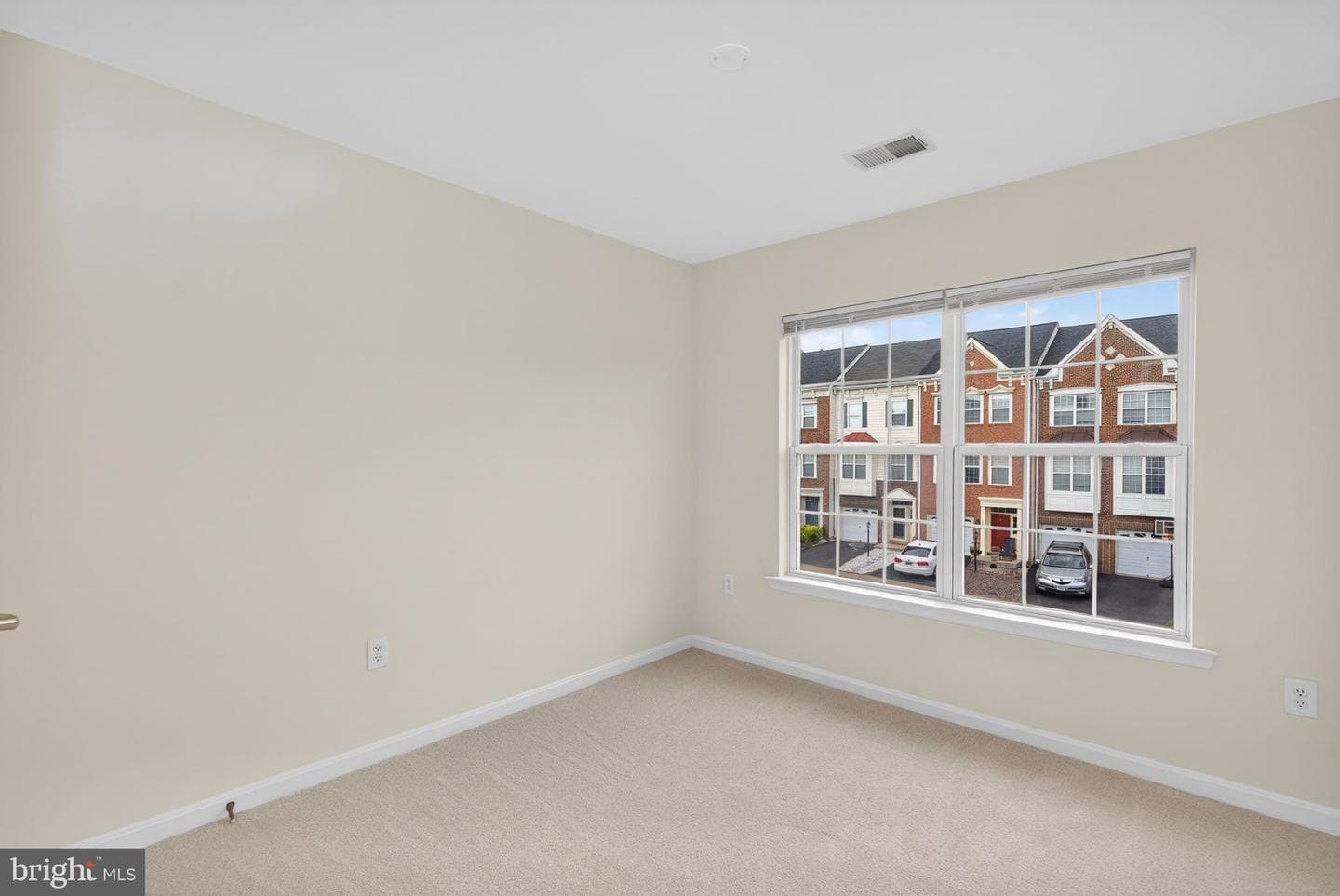 557 Edmonton Terrace NE photo 32