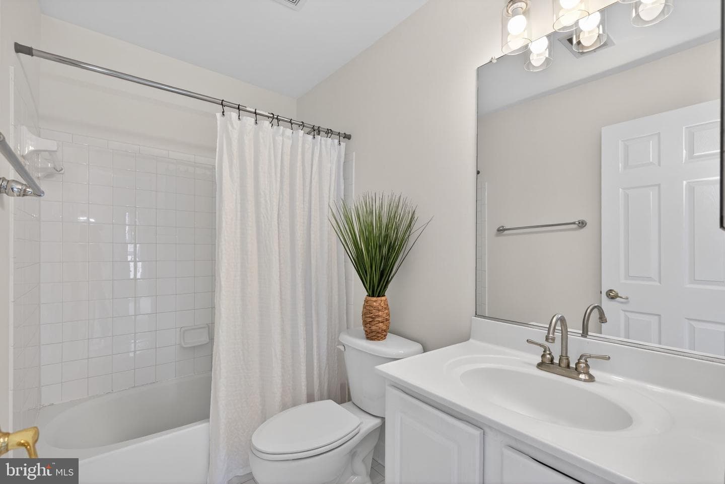 557 Edmonton Terrace NE photo 36