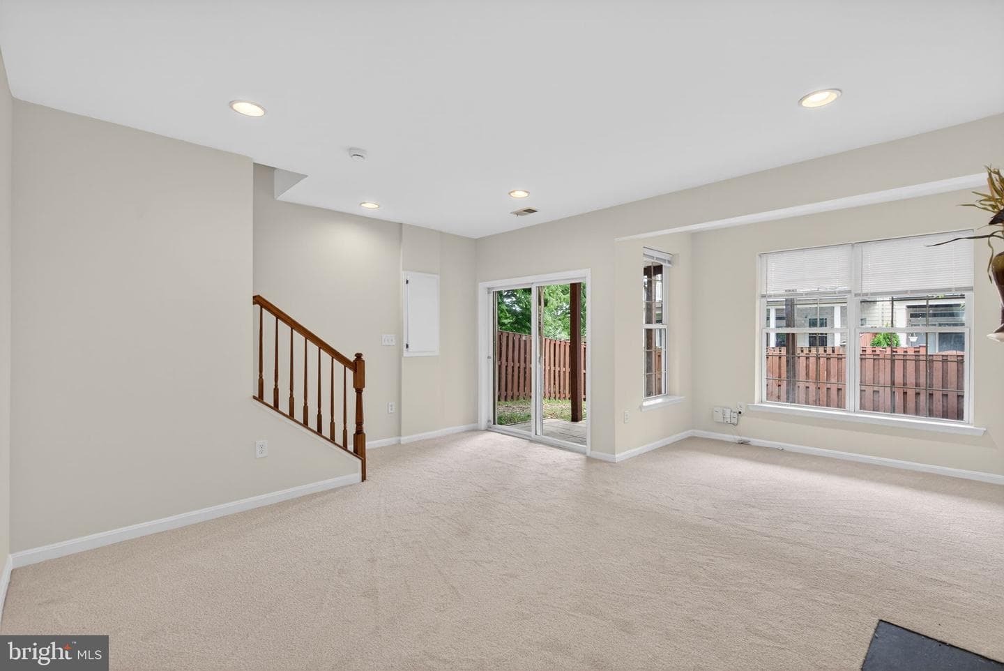 557 Edmonton Terrace NE photo 38