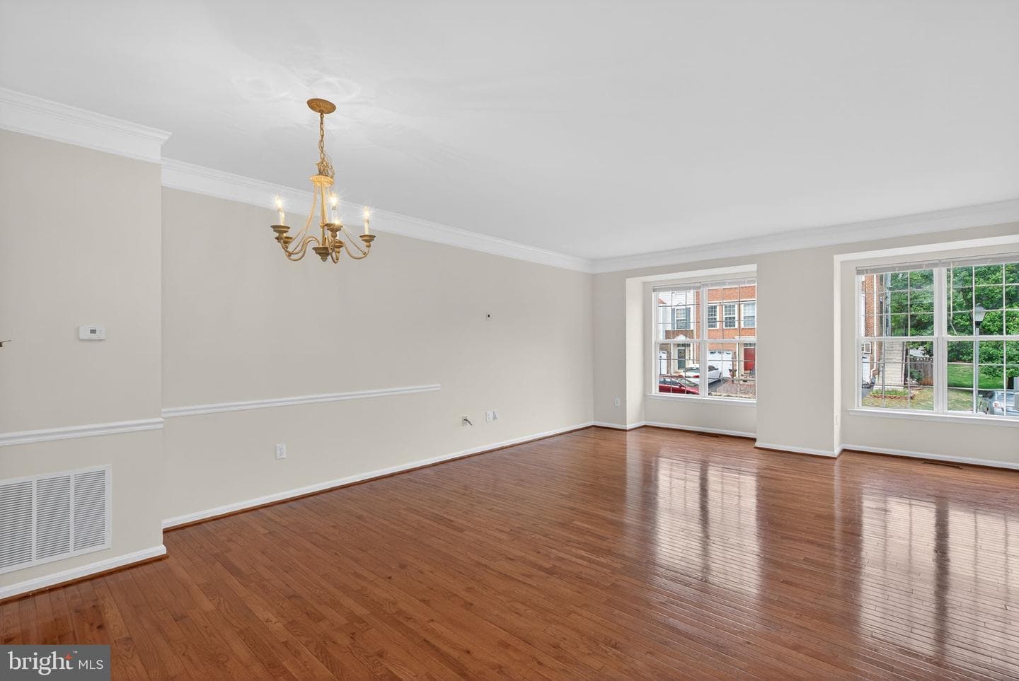 557 Edmonton Terrace NE photo 4
