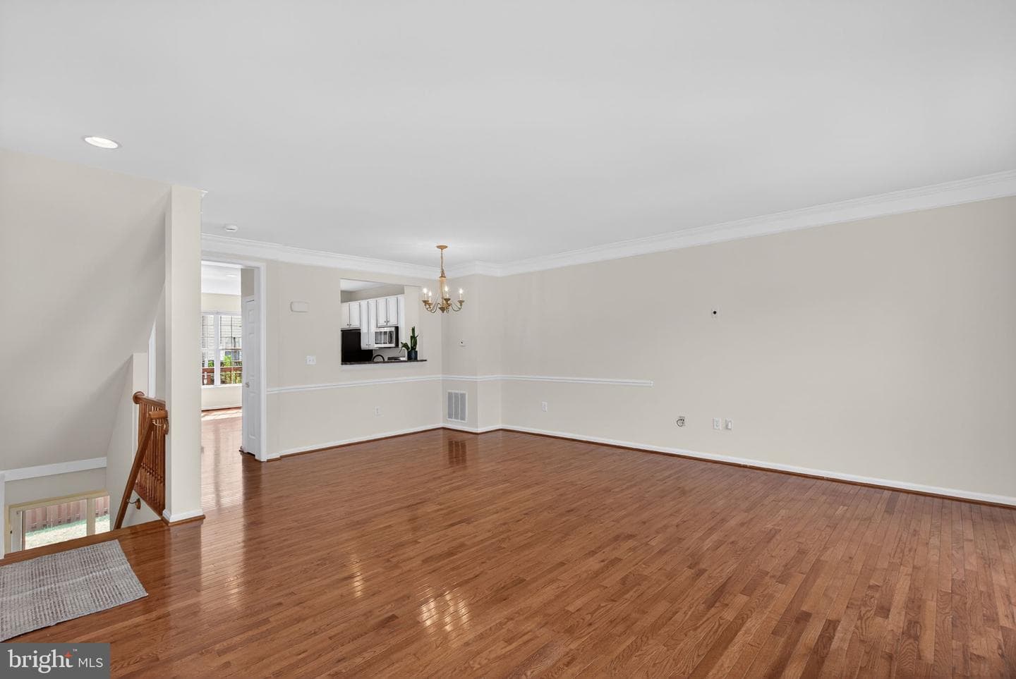 557 Edmonton Terrace NE photo 7