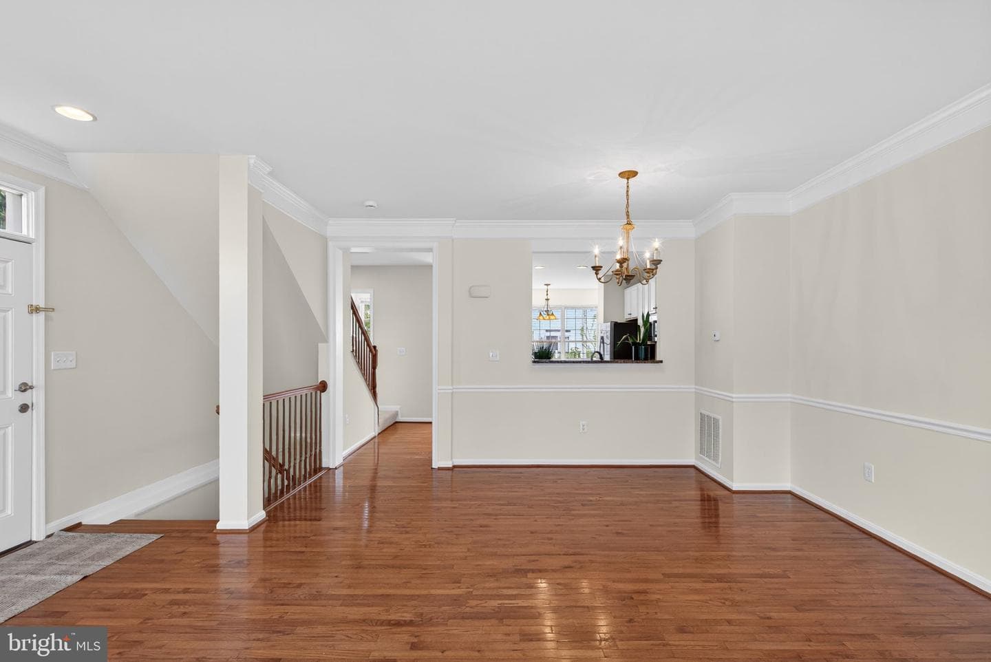557 Edmonton Terrace NE photo 8