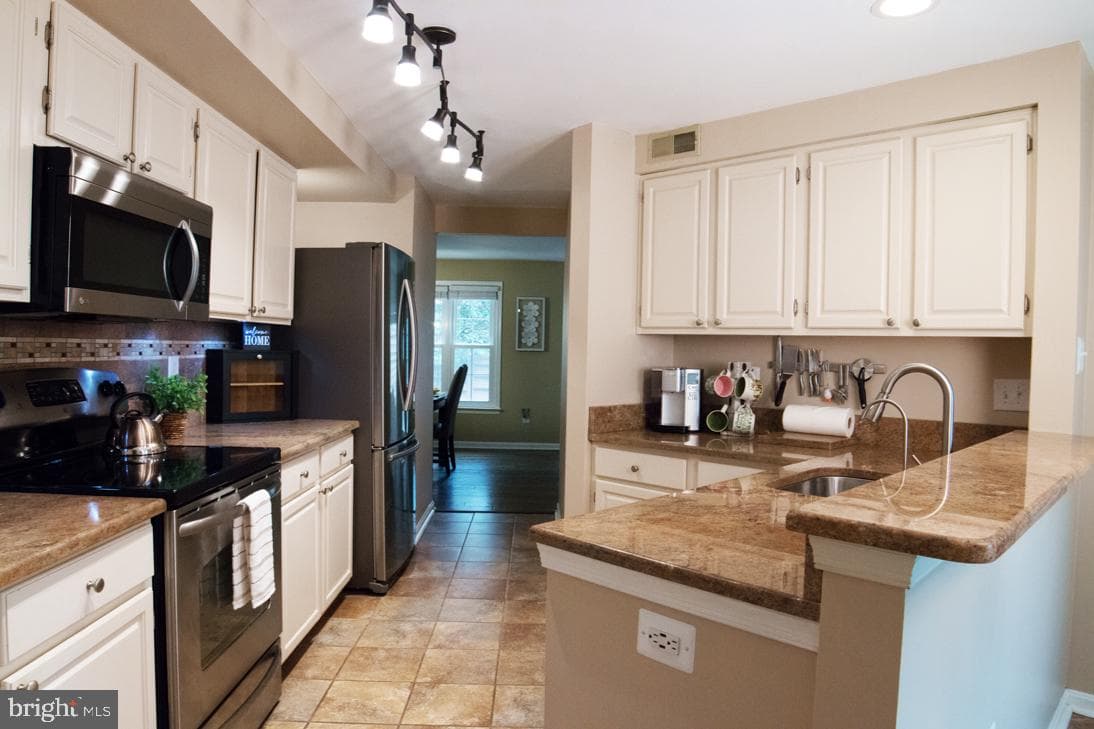 21186 Vineland Square photo 3