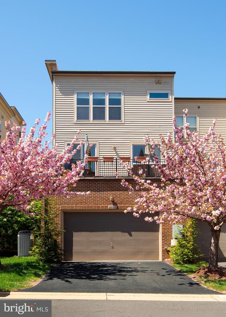 22780 Sagamore Square photo 3