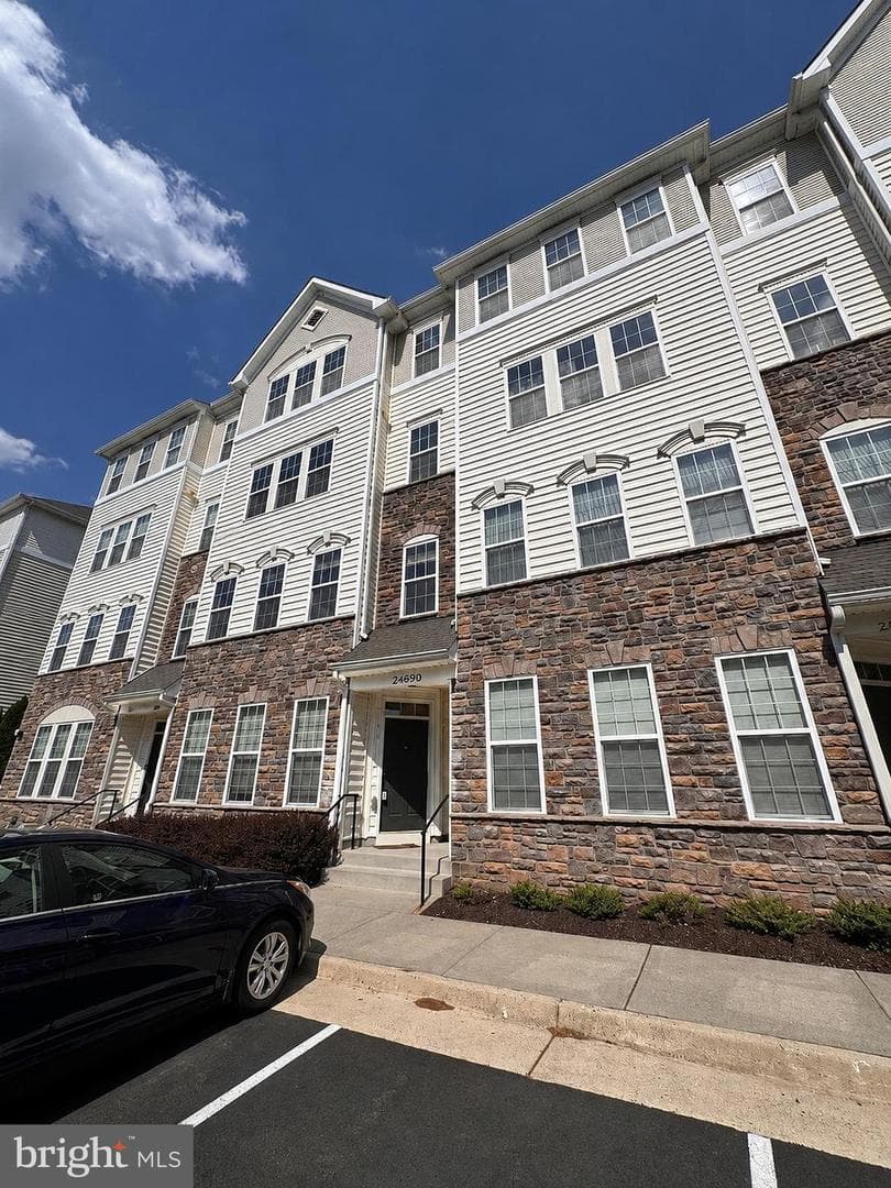 24690 Byrne Meadow Square, Aldie