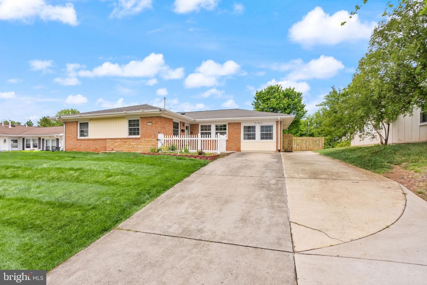 514 W Nettle Tree Road, Sterling