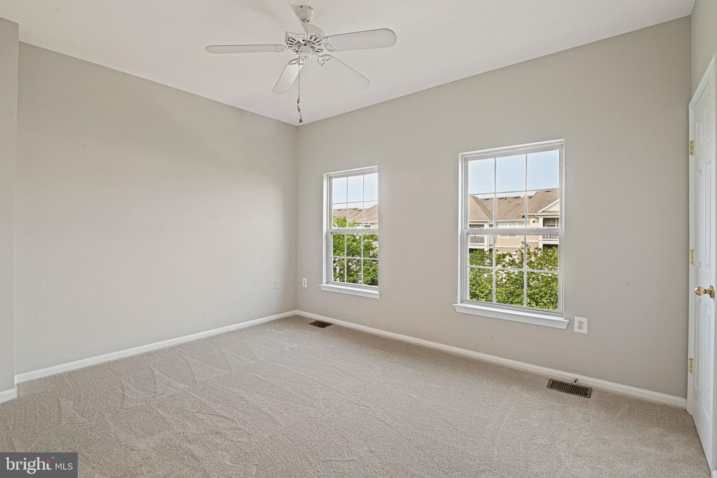21792 Jarvis Square photo 22