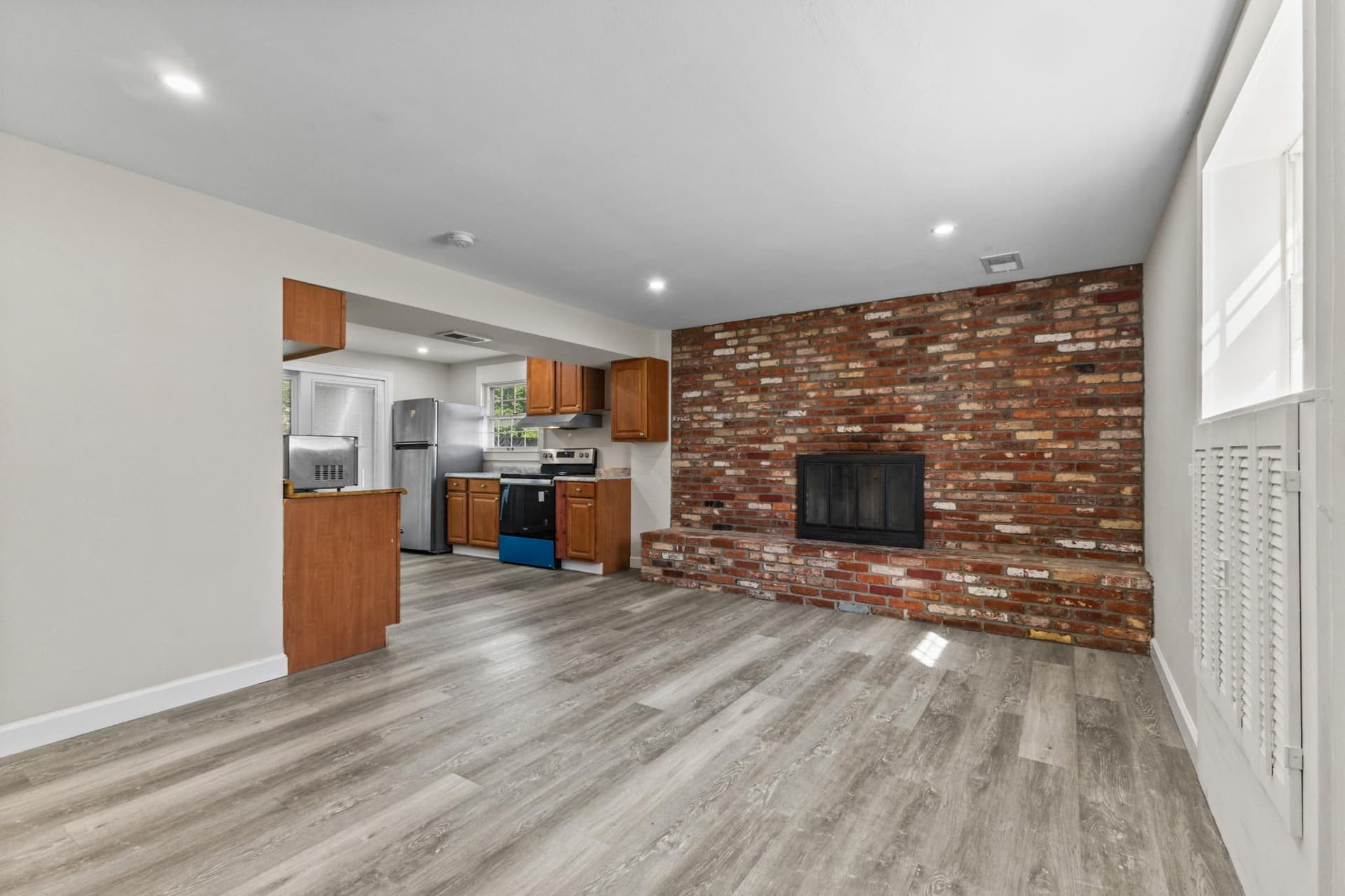 403 W Poplar Road photo 14